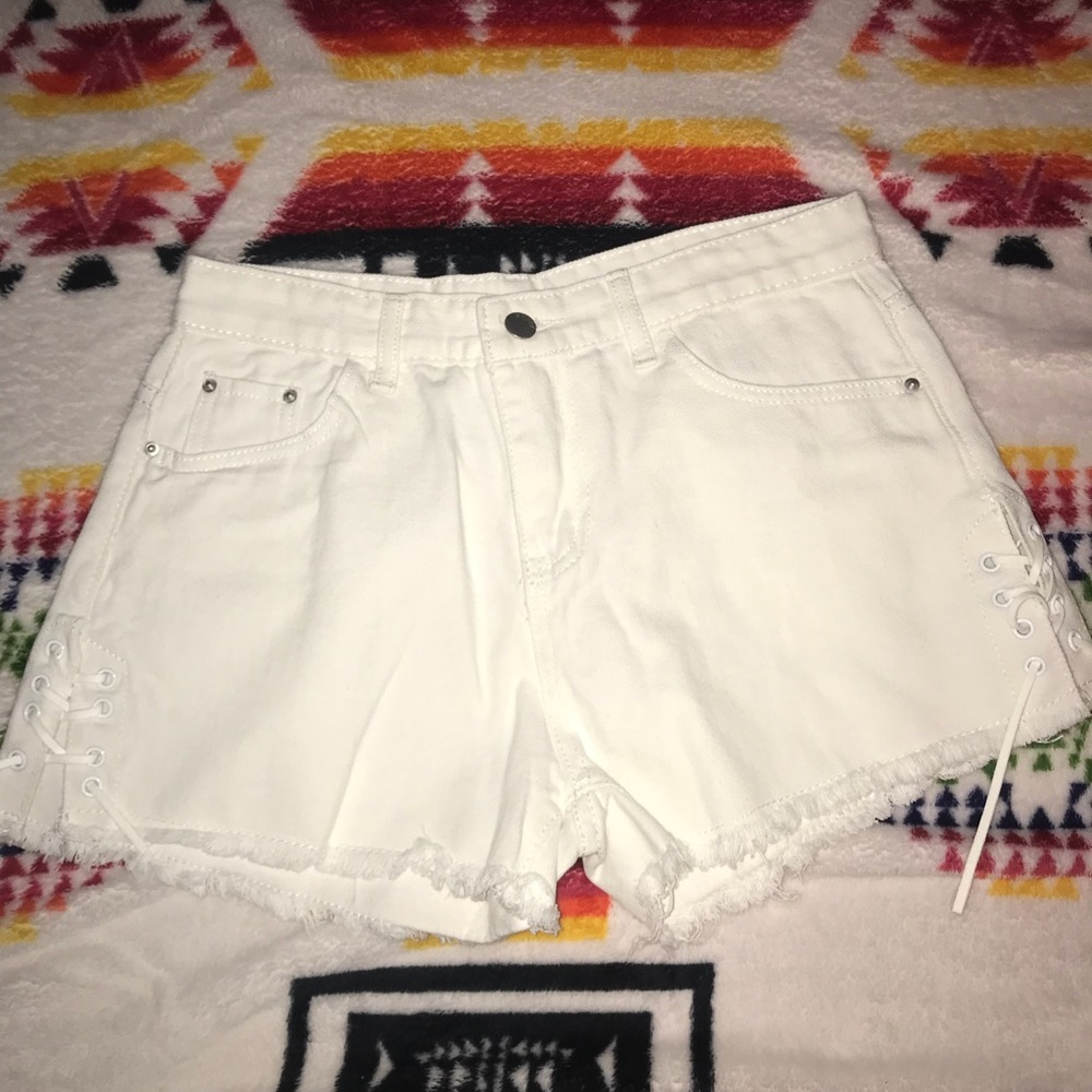 White denim shorts!💟